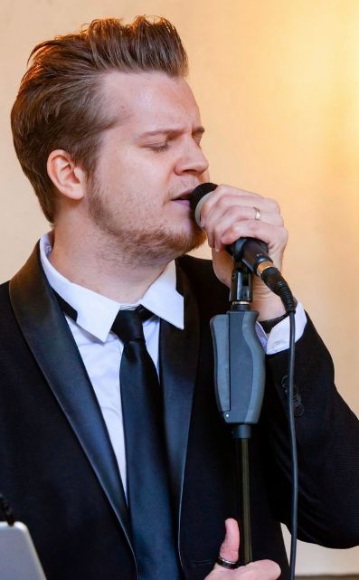 Feierliche Tauffeier mit Live-Gesang und emotionalem Moment