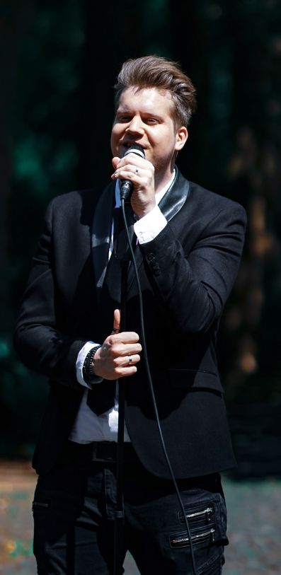 Sänger Sascha singt live auf einem privaten Event in Köln