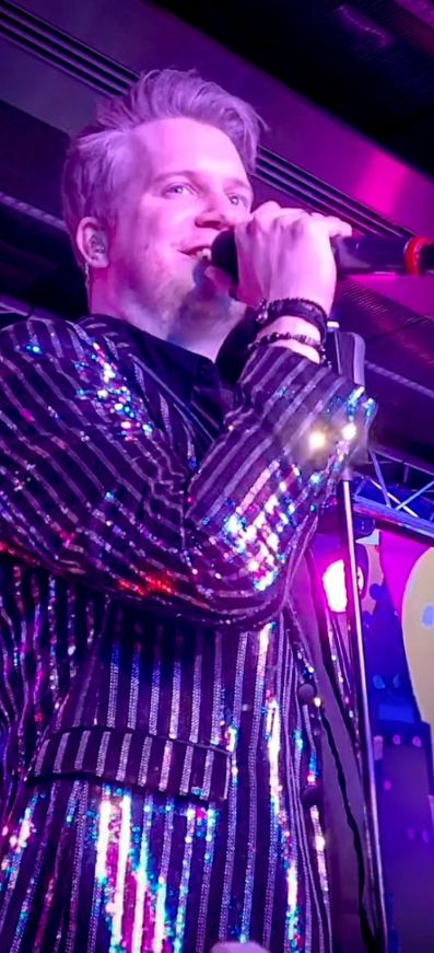 Sänger Sascha singt live auf einem privaten Event in Köln